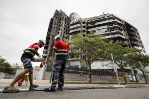 La fachada del edificio de Campanar ya está limpia y la primera planta sin escombros